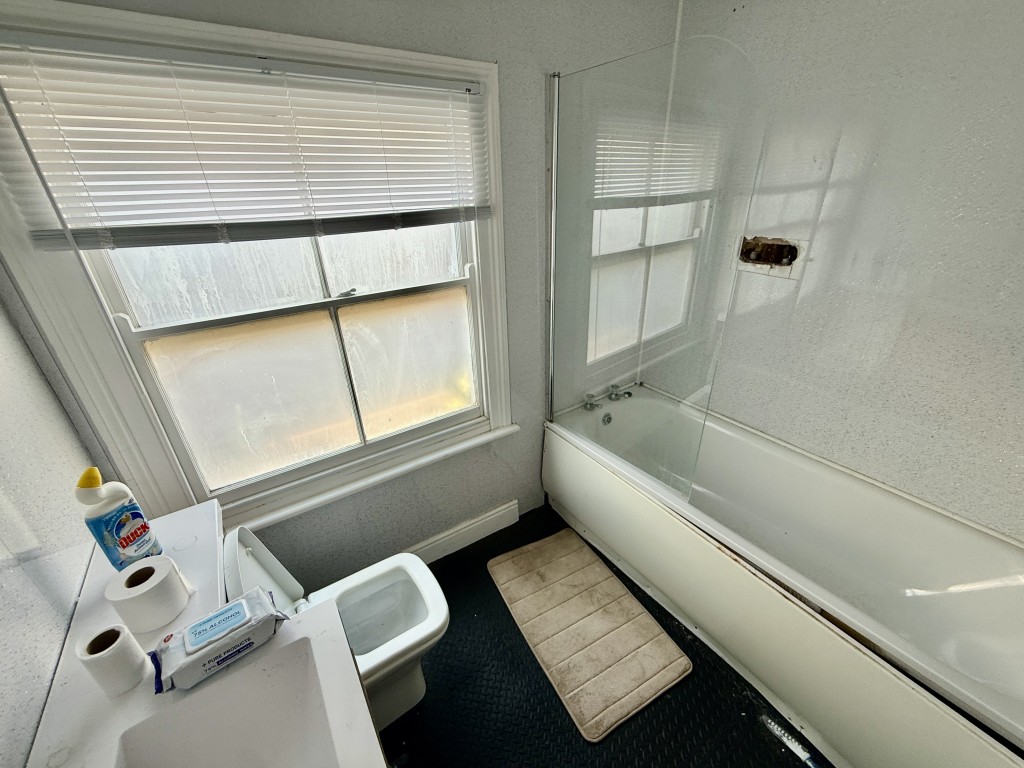 Lot: 171 - VACANT MIXED-USE PROPERTY IN TOWN CENTRE - Second floor - Bathroom with W.C.